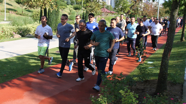 Başkan Kartoğlu, vatandaşlarla birlikte sabah koşusuna katıldı. 