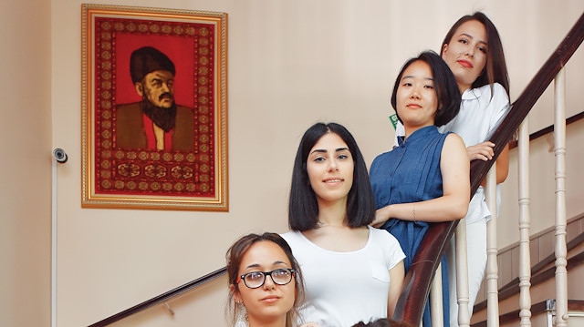 Lübnanlı, Cezayirli, Özbekistanlı, Azerbaycanlı ve Güney Koreli  beş kız