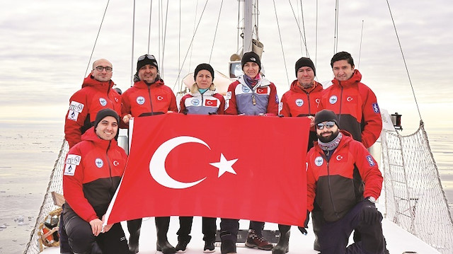 İlk Türk Arktik Bilimsel Seferi'nü gerçekleştiren ekip.
