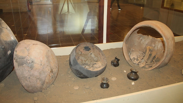 Amasya Arkeoloji Müzesinde sergilenen 5 bin yıllık çömlek mezarlar. 