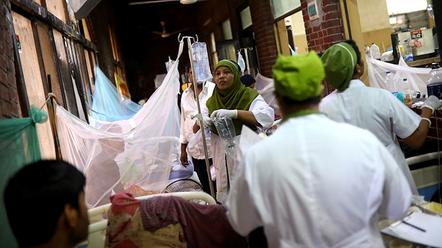 Nurses treat patients infected with dengue at the Shaheed Suhrawardy Medical College and Hospital in Dhaka, Bangladesh, August 2, 2019. 