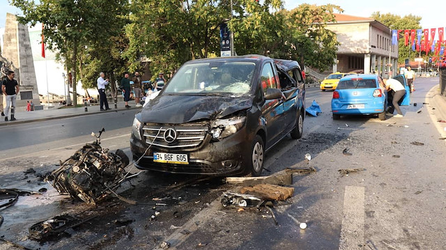 Beşiktaş'ta takla atan otomobilin motoru yola fırladı