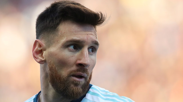 Soccer Football - Copa America Brazil 2019 - Third Place Play Off - Argentina v Chile - Arena Corinthians, Sao Paulo, Brazil - July 6, 2019 Argentina's Lionel Messi reacts after being shown a red card by referee Mario Diaz de Vivar REUTERS/Amanda Perobelli

