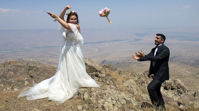 عروسان تركيان يعقدان قرانهما على قمة جبلية بارتفاع 2550 مترا