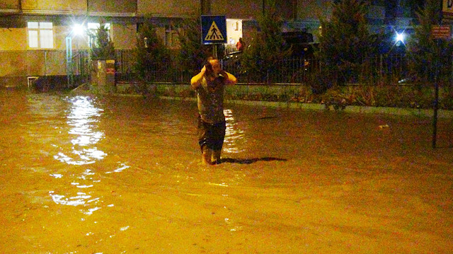 Rize'de şiddetli yağış sele neden oldu.