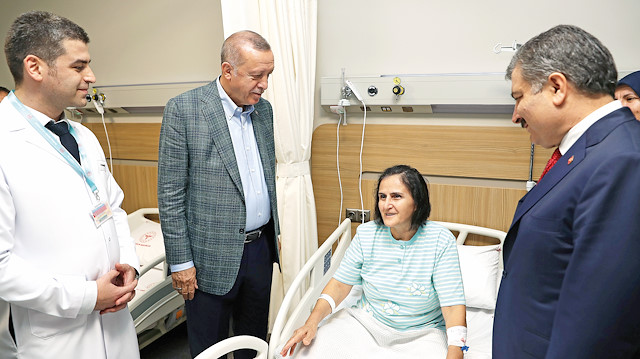 Cumhurbaşkanı Erdoğan, Sağlık Bakanı Fahrettin Koca ile birlikte Bursa Şehir Hastanesi’ni gezerek incelemelerde bulundu, tedavi gören hastaları ziyaret etti.