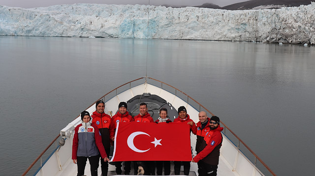 Türk bilim ekibi kutuplarda bayrağımızı açarak poz verdi.