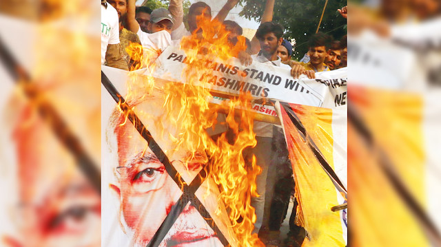 Pakistan’da karardan sorumlu tutulan Hindistan Başbakanı Modi’nin posterleri gösteriler sırasında yakıldı.