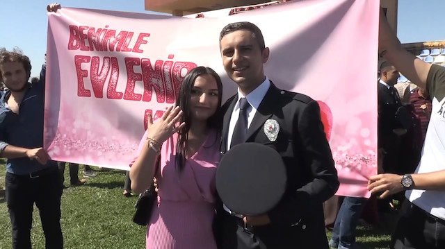 POMEM mezuniyet töreninde sürpriz evlilik teklifi