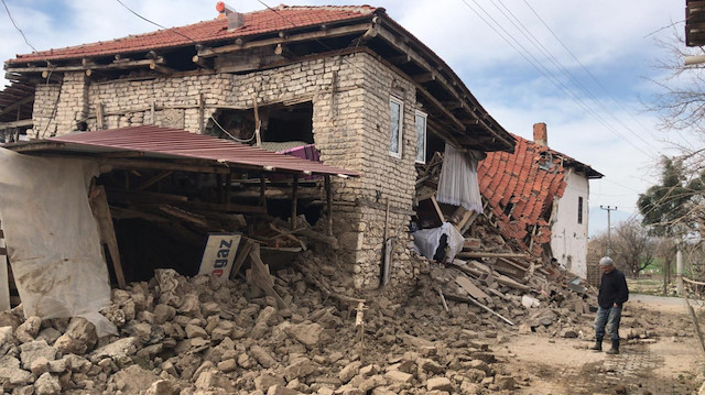 Depremde hasar gören bir kerpiç ev. Fotoğraf: Arşiv.