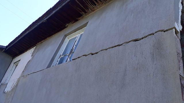 Depremde bazı binalarda hasar meydana geldi. 