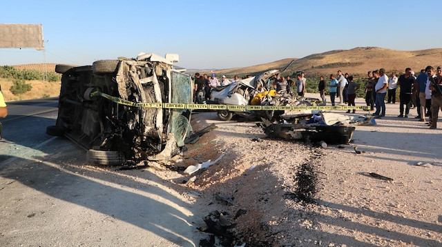 Kazada yaralananlar, sevk edilen ambulanslarla kentteki hastanelere götürülerek tedaviye alındı.