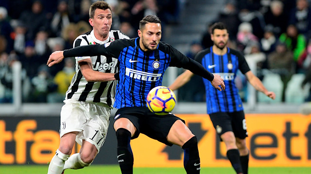 Soccer Football - Serie A - Juventus vs Inter Milan - Allianz Stadium, Turin, Italy - December 9, 2017 Inter Milan's Danilo D'Ambrosio in action with Juventus’ Mario Mandzukic REUTERS/Massimo Pinca

