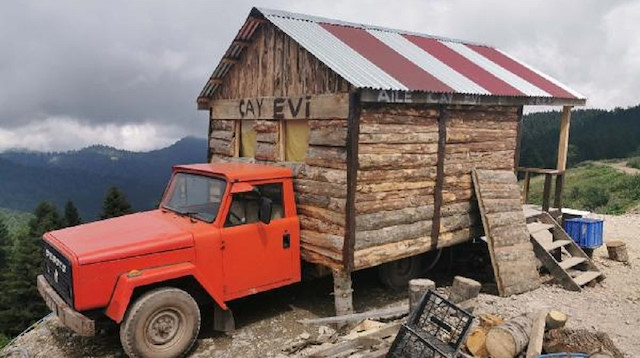 Kenan Bayraktar, kamyonetin kasasına 15 metrekarelik ahşap ev inşa etti. 