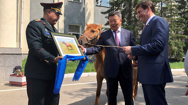 Moğolistan Savunma Bakanı Enkhbold Nyamaa, mevkidaşı Esper'e 7 yaşında bir at hediye etti.
