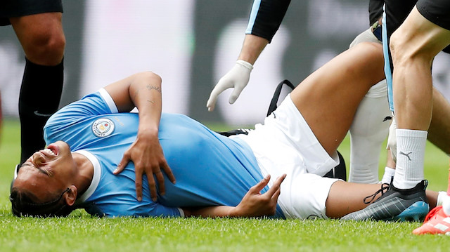 Liverpool ile oynanan maçta sakatlanan Leroy Sane, acılar içerisinde yerde kalmıştı.