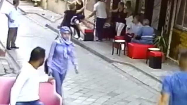 Kadınların cadde üzerindeki eş kavgası kamerada