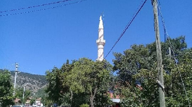 Depremde sıvaları dökülen caminin minaresi de kaydı.