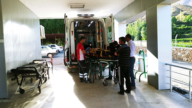 Yaralılar ambulansla hastaneye kaldırıldı.