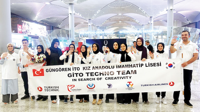 Şampiyonaya gidecek öğrencilere İstanbul Havalananından tören düzenlendi.