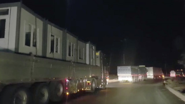 Anadolu Ajansı, dün akşam ABD'nin Suriye-Irak sınırındaki Simelka Sınır Kapısı'ndan gerçekleştirdiği yeni sevkiyatları görüntüledi.

