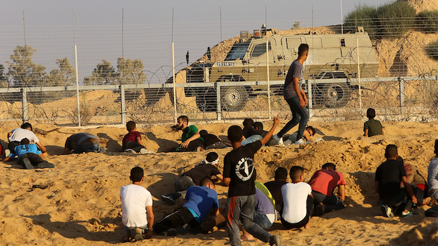 İsrail ordusu bu sabah erken saatlerde Gazze sınırı yakınında Hamas Hareketi'nin yönettiği İçişlerine ait bir bölgeyi otomatik silahlarla taramıştı.