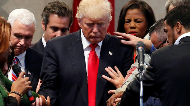 ABD Başkanı Trump, Evanjelistlerle birlikte.
