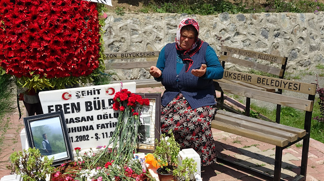 Şehit Eren Bülbül'ün annesi, oğlunun yaşadıklarını mezarı başında anlattı.
