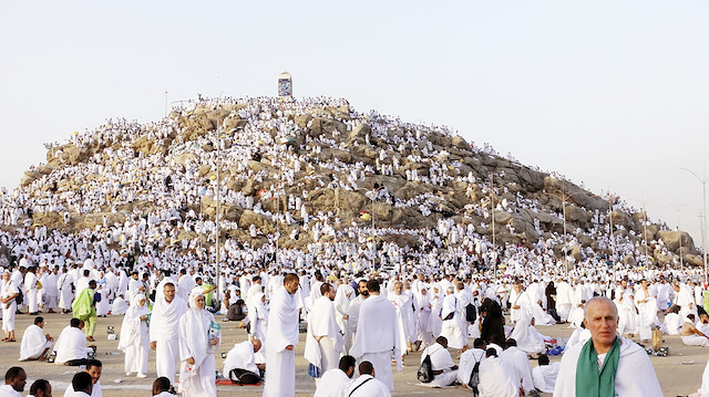 Arafat'ta buluşan milyonlarca Müslüman, Hacc'ın en önemli rüknü olan "vakfe"yi gerçekleştirdi.