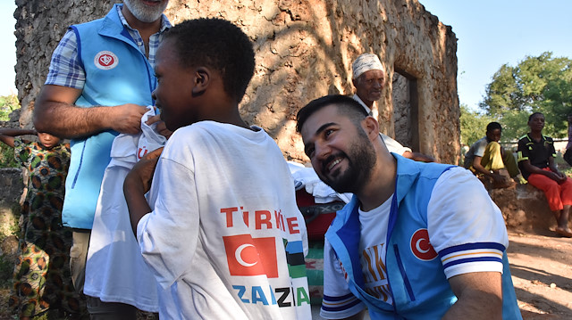 Rap sanatçısı Resul Aydemirden Zanzibarda çocuklara bayram hediyesi