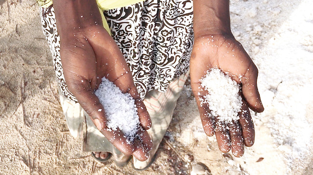 Palmarin’de üç kuyusu bulunan ve bunlardan tuz elde eden Seynabou Ndior, yağmur suyu tuzlu suya karışınca kuyudaki suyun ısındığını ve ellerini yaktığını ifade ediyor.