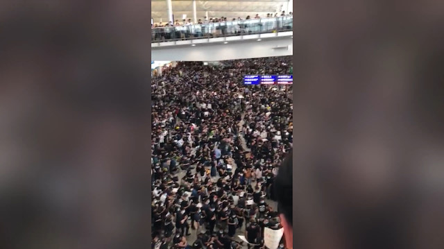 Protestocuların bastığı Hong Kong Havalimanında uçuşlar iptal