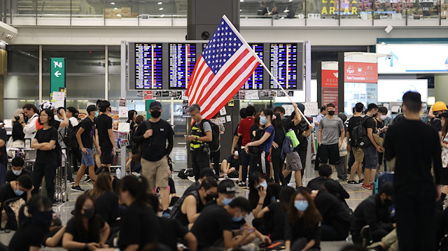 Hong Kong'ta sonu gelmeyen protestolar: En işlek havalimanında uçuşlar iptal