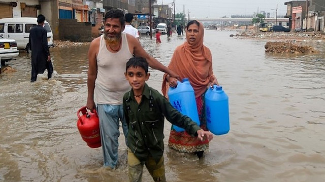مصرع 24 شخصًا في فيضانات وانهيارات أرضية في باكستان