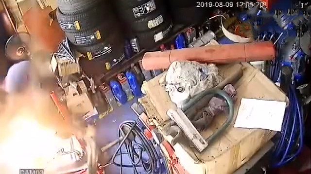 Çindeki bir tamirhanede yakıt tankı böyle patladı: 4 kişi öldü