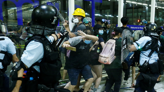 Hong Kong'da protestocular ile polis arasında çatışma çıktı.