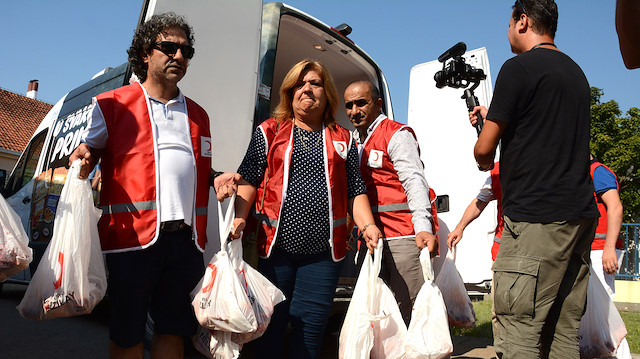 الهلال الأحمر التركي يوزع لحوم أضاحي في البوسنة