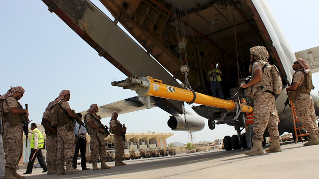 Soldiers from the United Arab Emirates stand guard as military equipment are being unloaded from a UAE military plane at the airport of Yemen's southern port city of Aden August 12, 2015. Soldiers from the United Arab Emirates, at the head of a Gulf Arab coalition fighting Iran-allied Houthi forces in Yemen, are preparing for a long, tough ground war from their base in the southern port of Aden. Picture taken August 12, 2015. REUTERS/Nasser Awad

