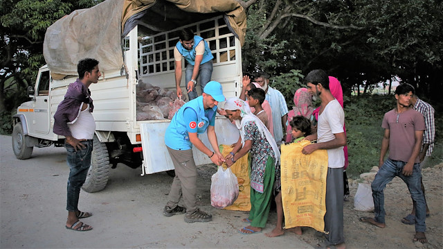 وقف الديانة التركي يوزع لحوم أضاحي في نيبال