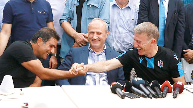 Cahit Turhan (Ortada) ve Ahmet Ağaoğlu (Sağda)
