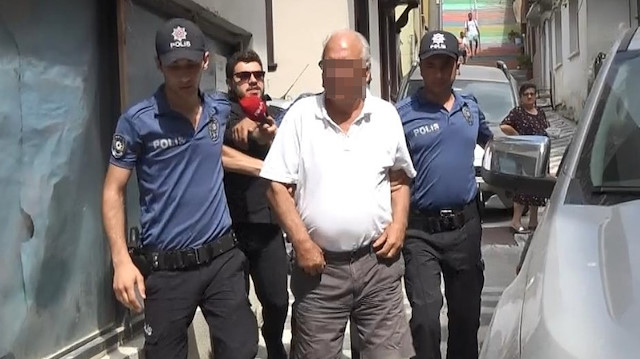 Marmara Adası'nda gözaltına alınan baba- oğul adliyeye getirilirken.