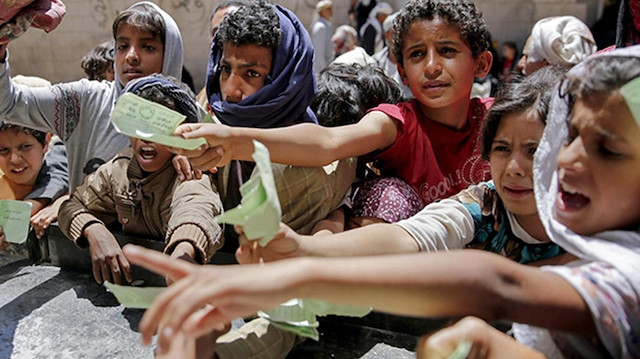 Yemen'de gıda alabilmek için uzun kuyruklar oluyor.