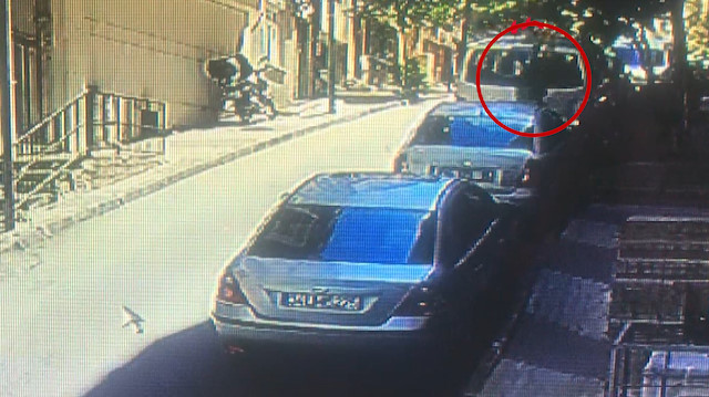 Uyurgezer gencin 4üncü kattan atladığı anlar kamerada