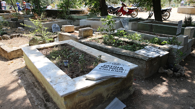 Tahrip edilen bazı mezar taşları.