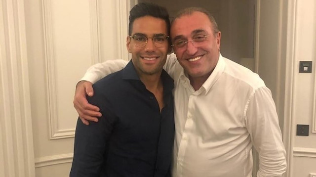 Galatasaray İkinci Başkanı Abdurahim Albayrak, Kolombiyalı golcü Radamel Falcao’nun transfer görüşmeleri için gittiği Fransa’da, yıldız oyuncuyla birlikte poz verdi.