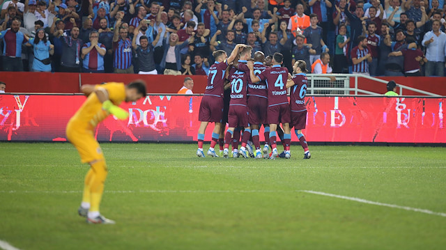 Trabzonsporlu futbolcuların ilk gol sonrası yaşadığı sevinç.