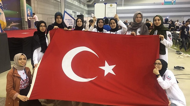 Güngören İTO Kız Anadolu İmam Hatip Lisesi öğrenciler, Changwon'da ay yıldızlı bayrağımızı açtılar.