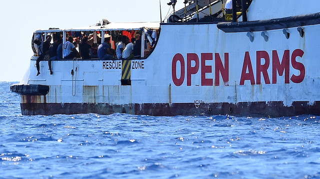 Open Arms, yönünü İtalya’nın Lampedusa adasına çevirmiş ve dün sabah adanın limanına kadar yaklaşmıştı.