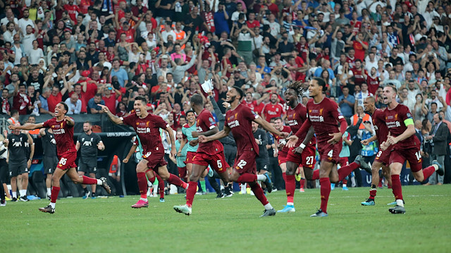 İstanbul'da oynanan maçı kazanan Liverpoollu futbolcuların sevinci.