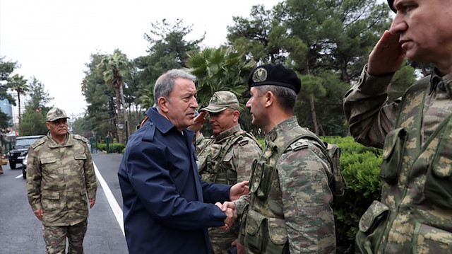 Hulusi Akar Şanlıurfa'da askerlerle selamlaşıyor.